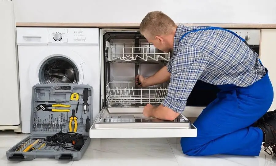 Söğütlü Simfer servisi teknisyen ekibi beyaz eşya tamiri yaparken